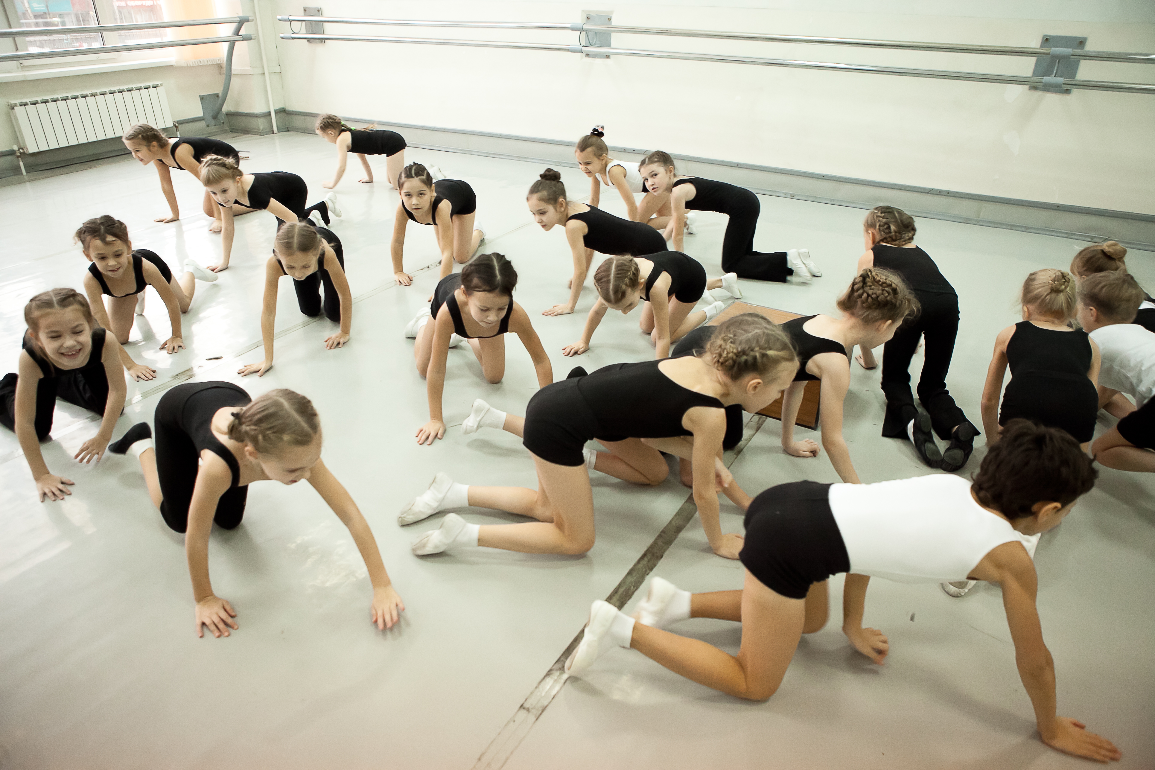 Основы современного танца для младших школьников. Построение урока, середина, кроссы и комбинации, импровизация и работа с предметом